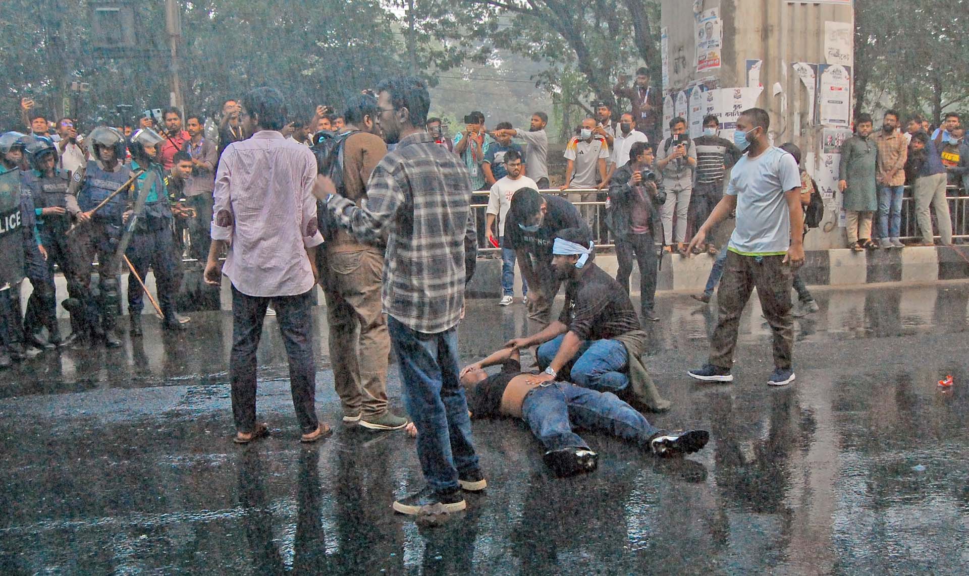 আন্দোলনকারীদের সরাতে পুলিশের লাঠিপেটা, জলকামান