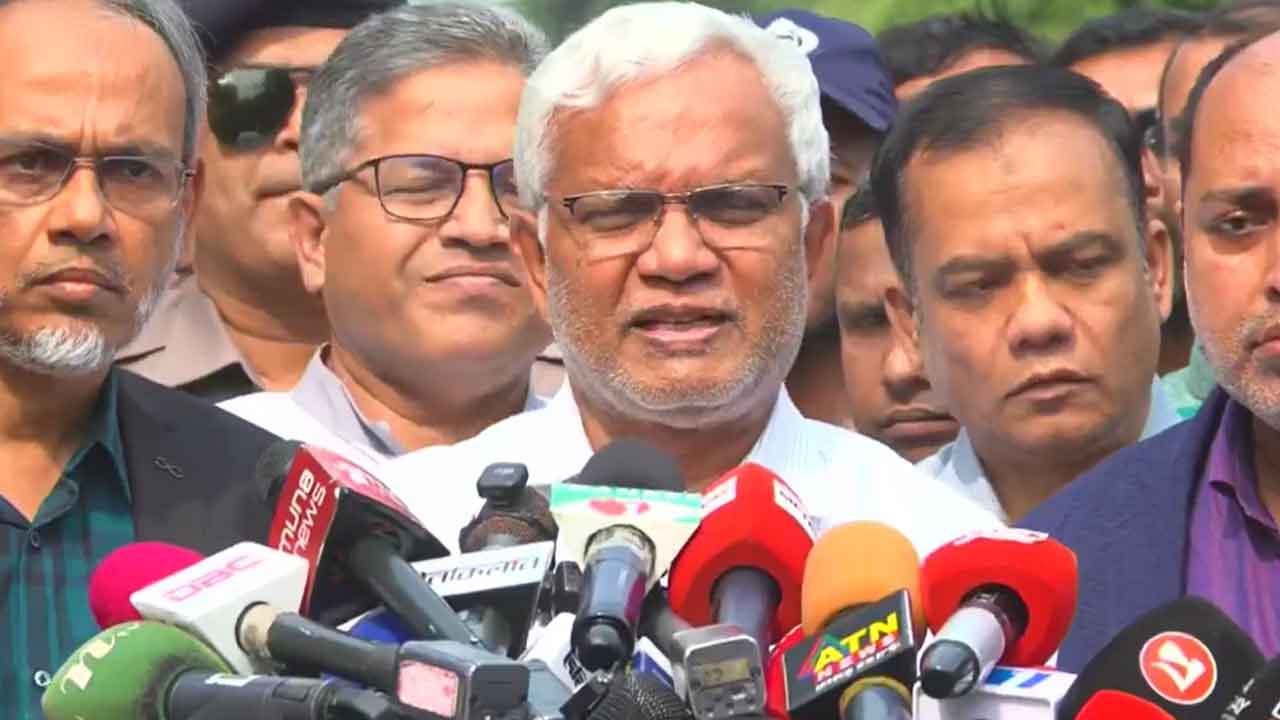 খালেদা জিয়া চিকিৎসা গ্রহণ করতে পারছেন, গুজবে কান দেবেন না: ডা. জাহিদ